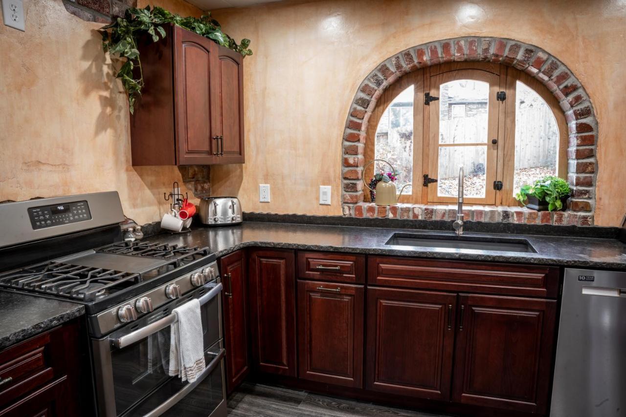 The Hobbit House, Fantasy Comes Home! Russellville Exterior photo