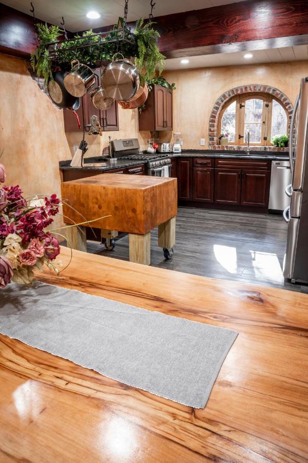 The Hobbit House, Fantasy Comes Home! Russellville Exterior photo